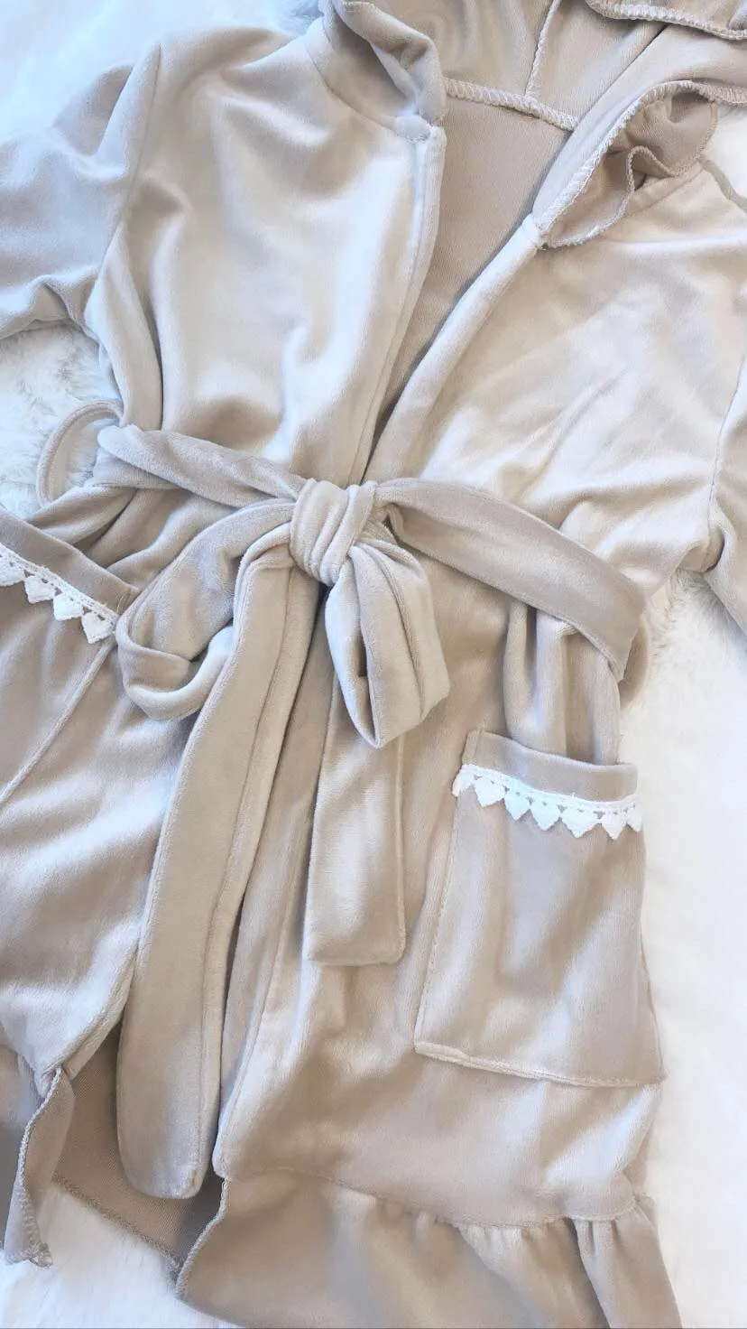 Beige luxury dressing gown with Lace detail