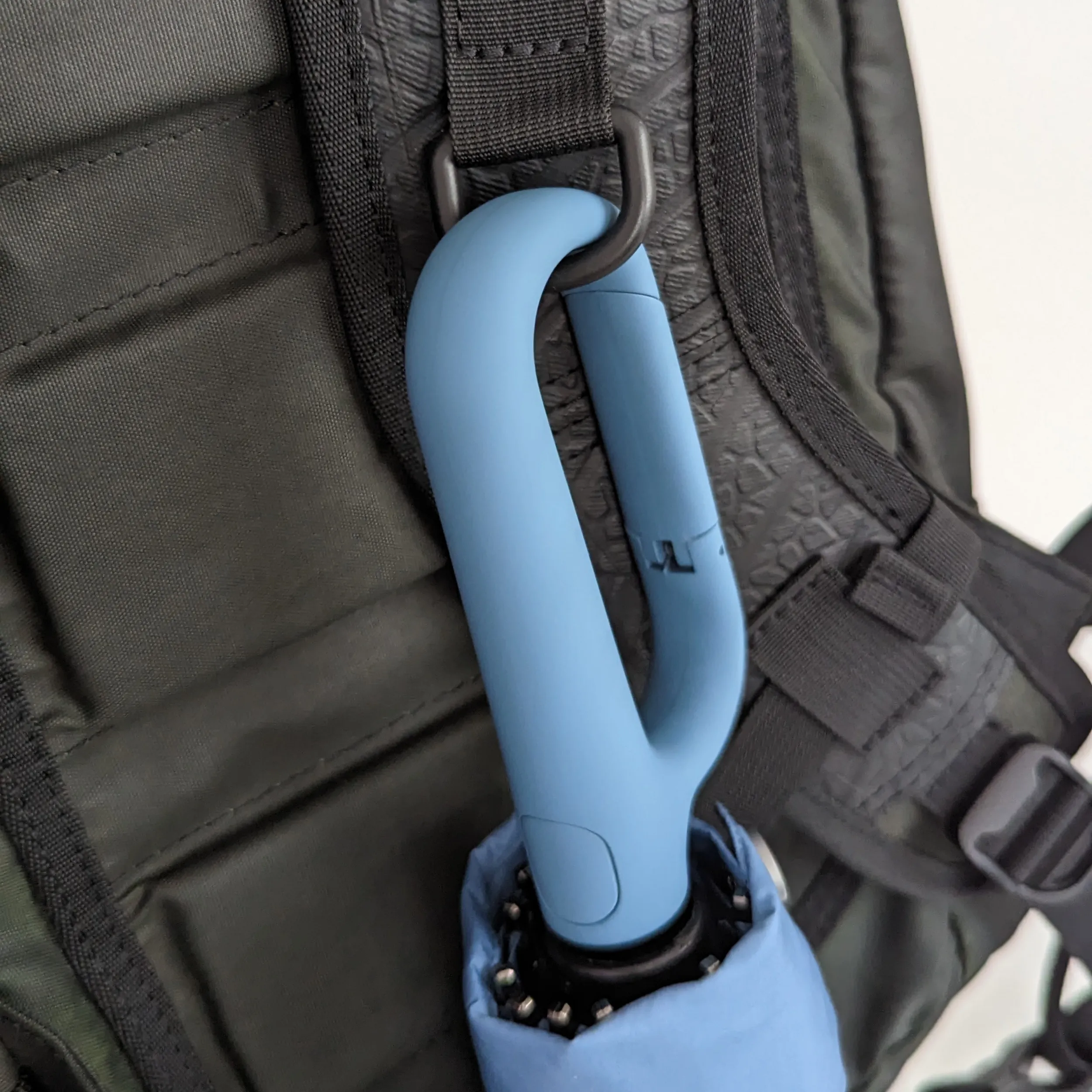 EVERYDAY | Umbrella with Never-Forget Carabiner Handle